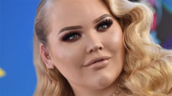 YouTube makeup expert Nikkie of NikkieTutorials comes out as transgender